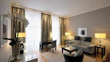 Suite, 1 letto king | Biancheria da letto ipoallergenica, minibar, una cassaforte in camera