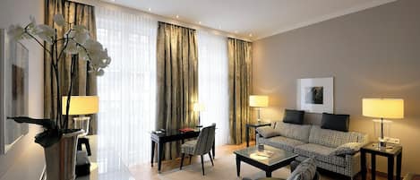 Suite, 1 Katil Raja (King) | Peralatan tempat tidur hipoalergenik, bar mini, peti besi dalam bilik