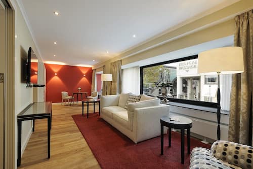 Literie hypoallergénique, minibar, coffres-forts dans les chambres