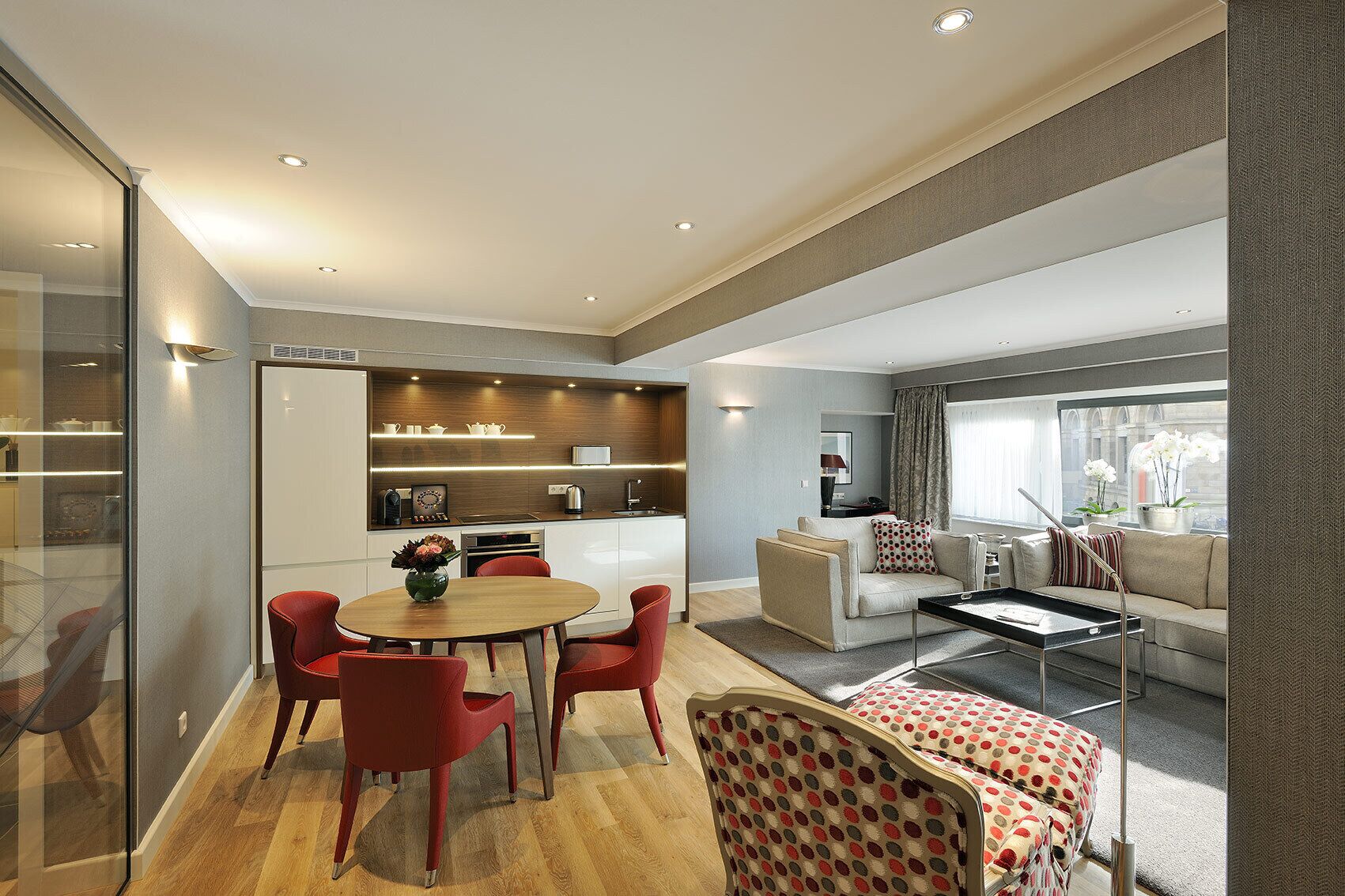 Leilighet, 1 kingsize-seng | Allergitestet sengetøy, minibar, safe på rommet og skrivebord