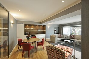 Leilighet, 1 kingsize-seng | Allergitestet sengetøy, minibar, safe på rommet og skrivebord