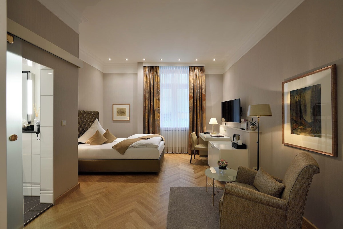 deluxe single room, 1 single bed | hypo-allergenic bedding, minibar, in-room safe, desk