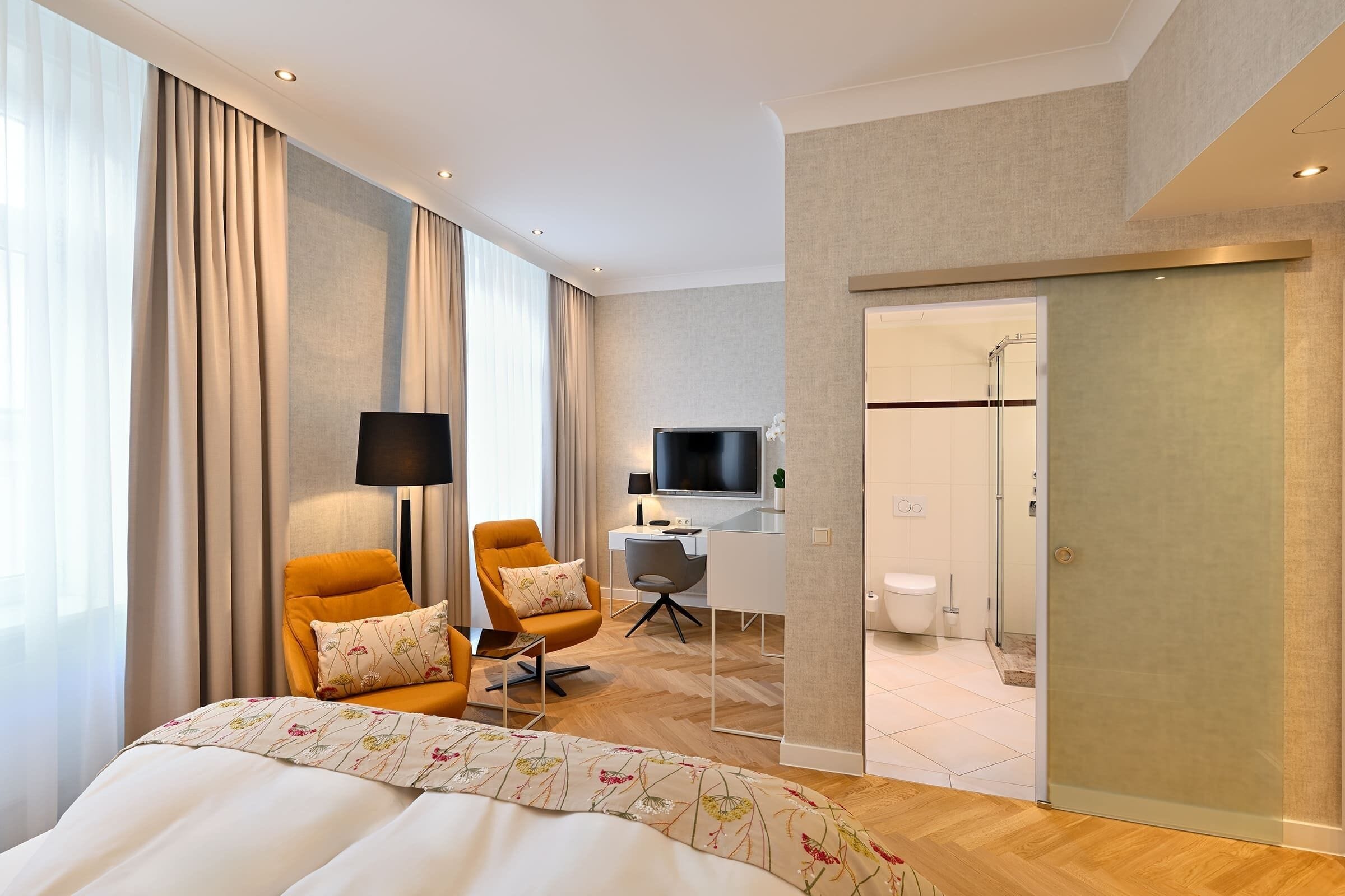 deluxe double room, 1 queen bed | hypo-allergenic bedding, minibar, in-room safe, desk