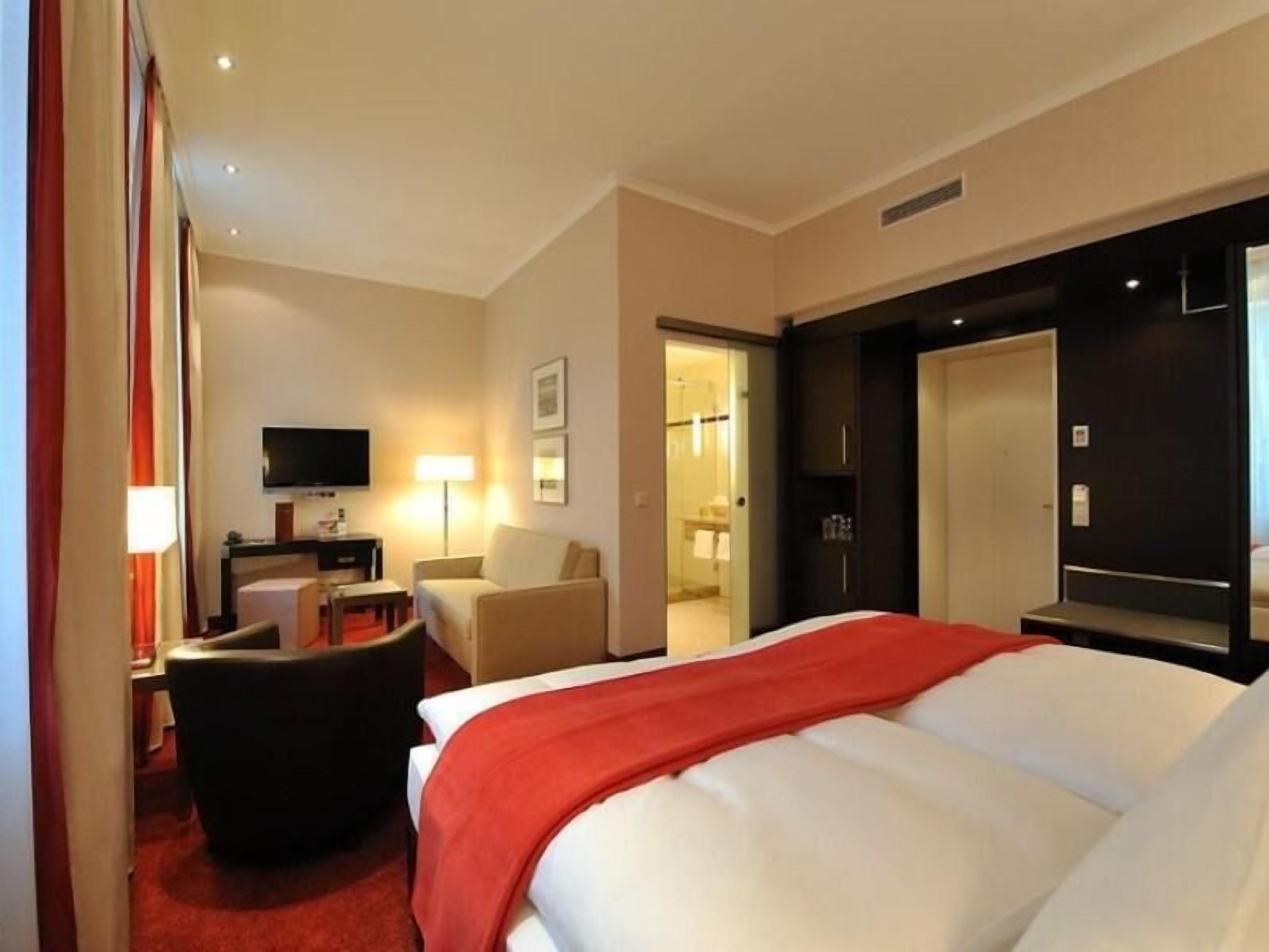 Hypo-allergenic bedding, minibar, in-room safe, desk