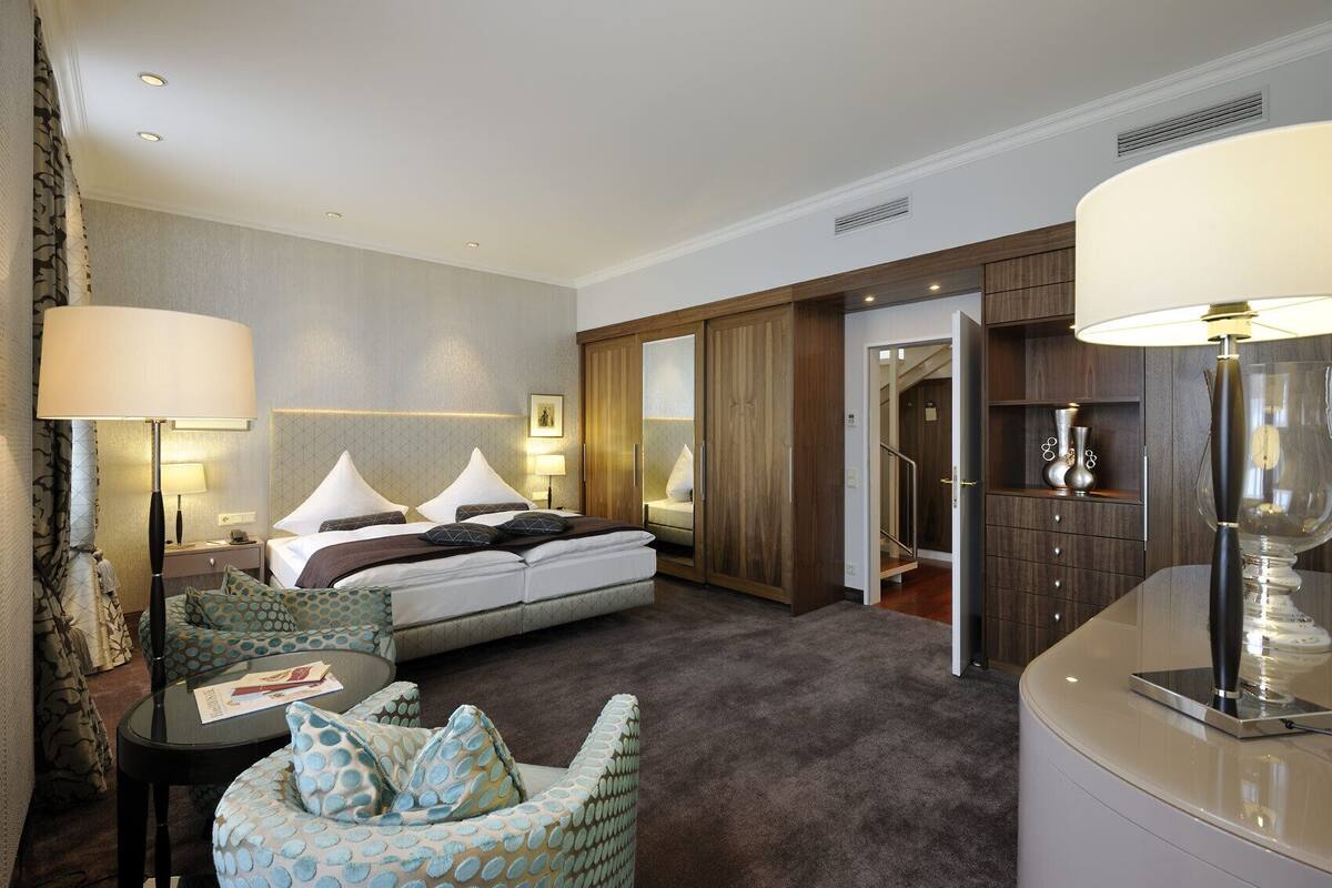 Signature suite, 1 kingsize bed | Hypoallergeen beddengoed, een minibar, een kluis op de kamer, een bureau