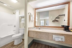 Desk, iron/ironing board, free cots/infant beds, rollaway beds - Quality Inn Pelham I-65 exit 246 (Pelham)