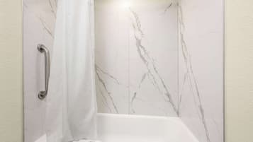 Habitación estándar, 2 camas Queen size, para no fumadores, planta baja | Escritorio, tabla de planchar con plancha y cunas gratuitas