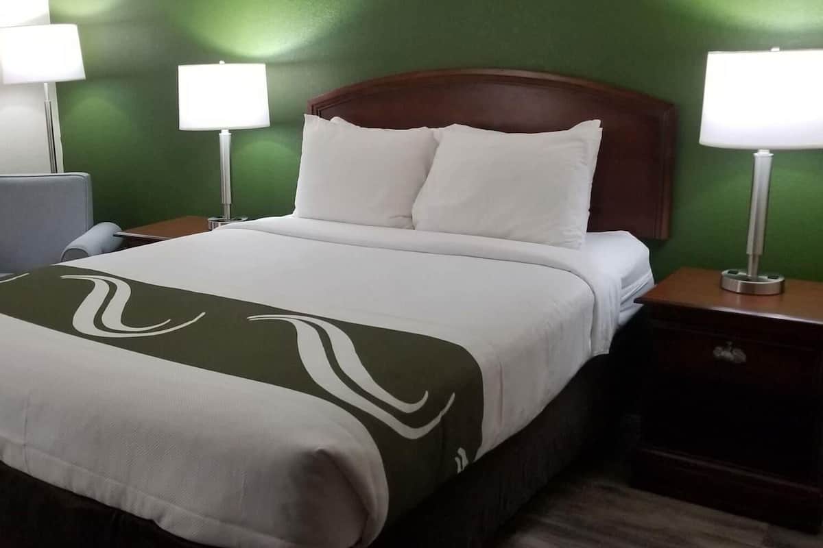 Schreibtisch, Bügeleisen/Bügelbrett, kostenlose Babybetten