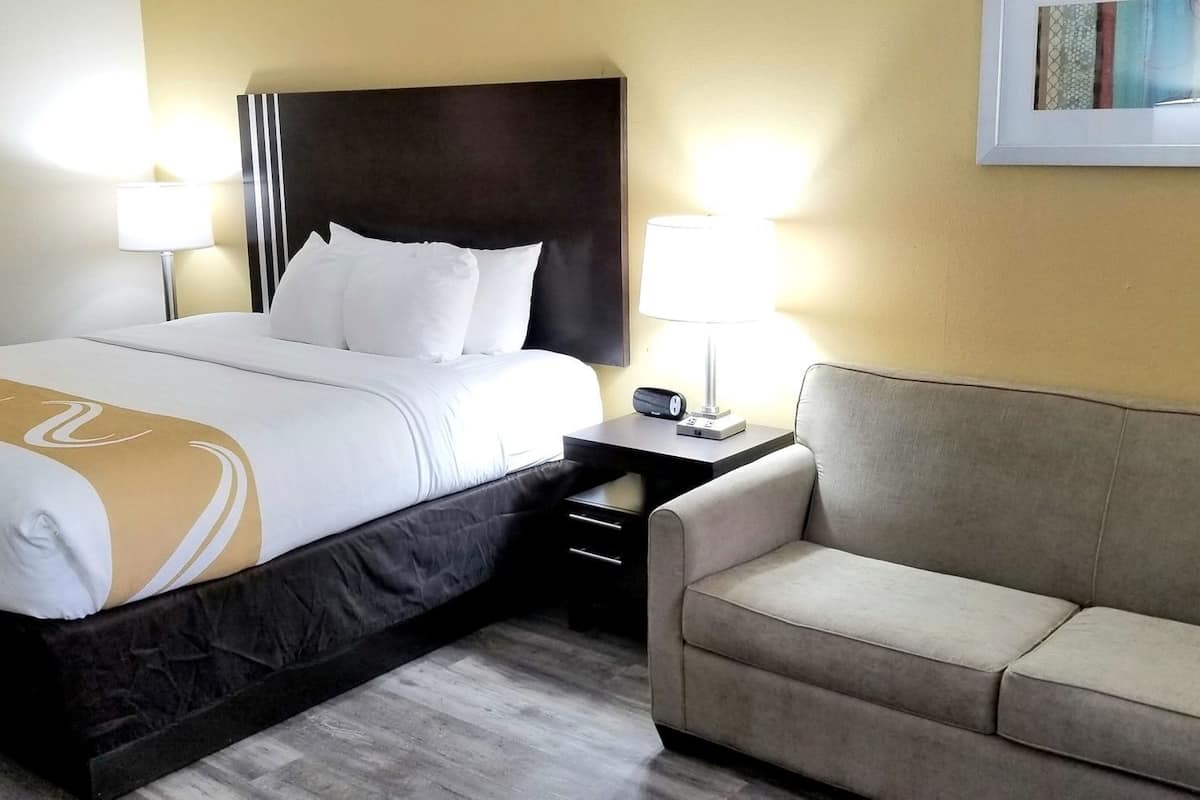 Schreibtisch, Bügeleisen/Bügelbrett, kostenlose Babybetten