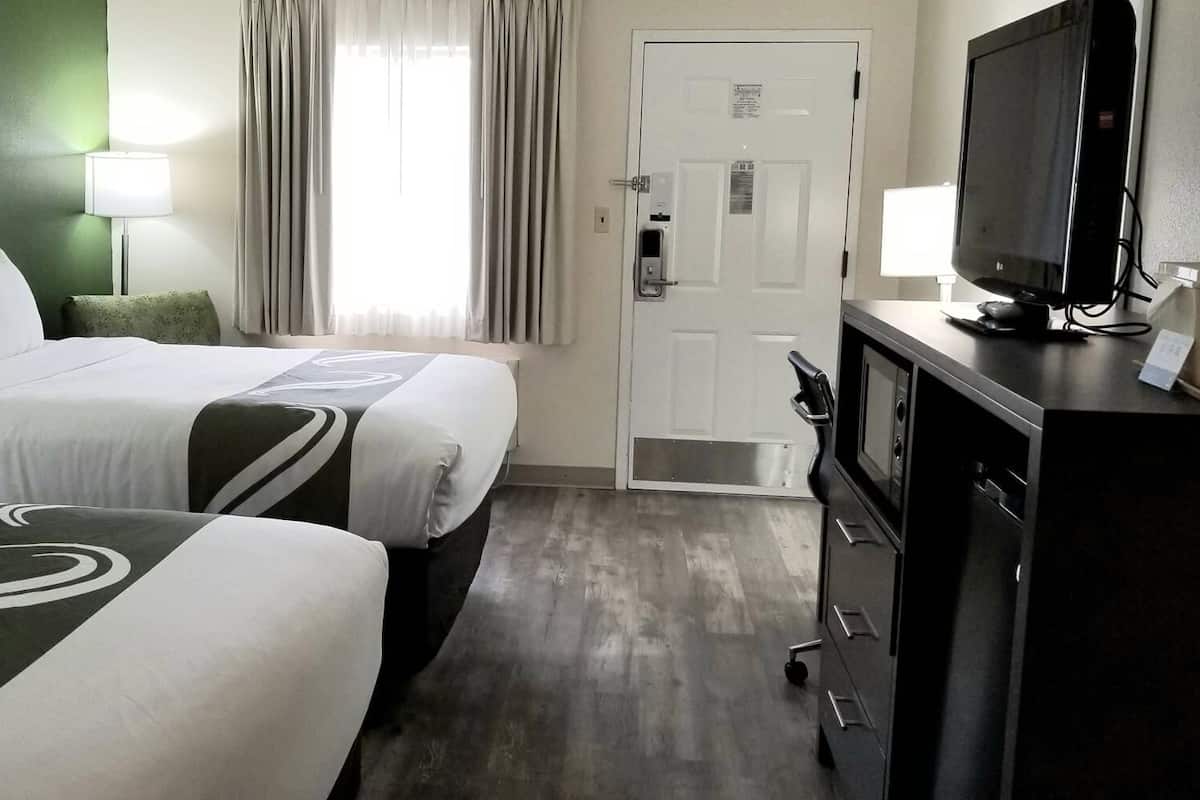 Schreibtisch, Bügeleisen/Bügelbrett, kostenlose Babybetten