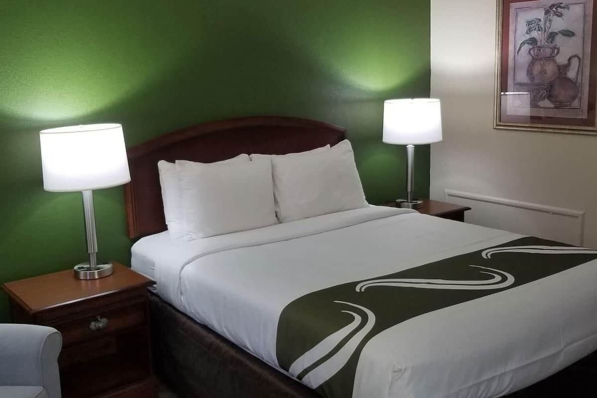 Schreibtisch, Bügeleisen/Bügelbrett, kostenlose Babybetten