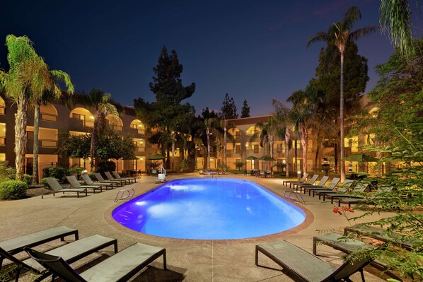 Outdoor pool, pool umbrellas, sun loungers