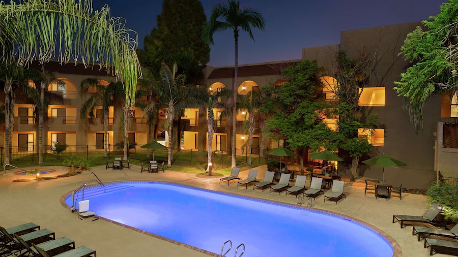 Embassy Suites by Hilton Phoenix Tempe