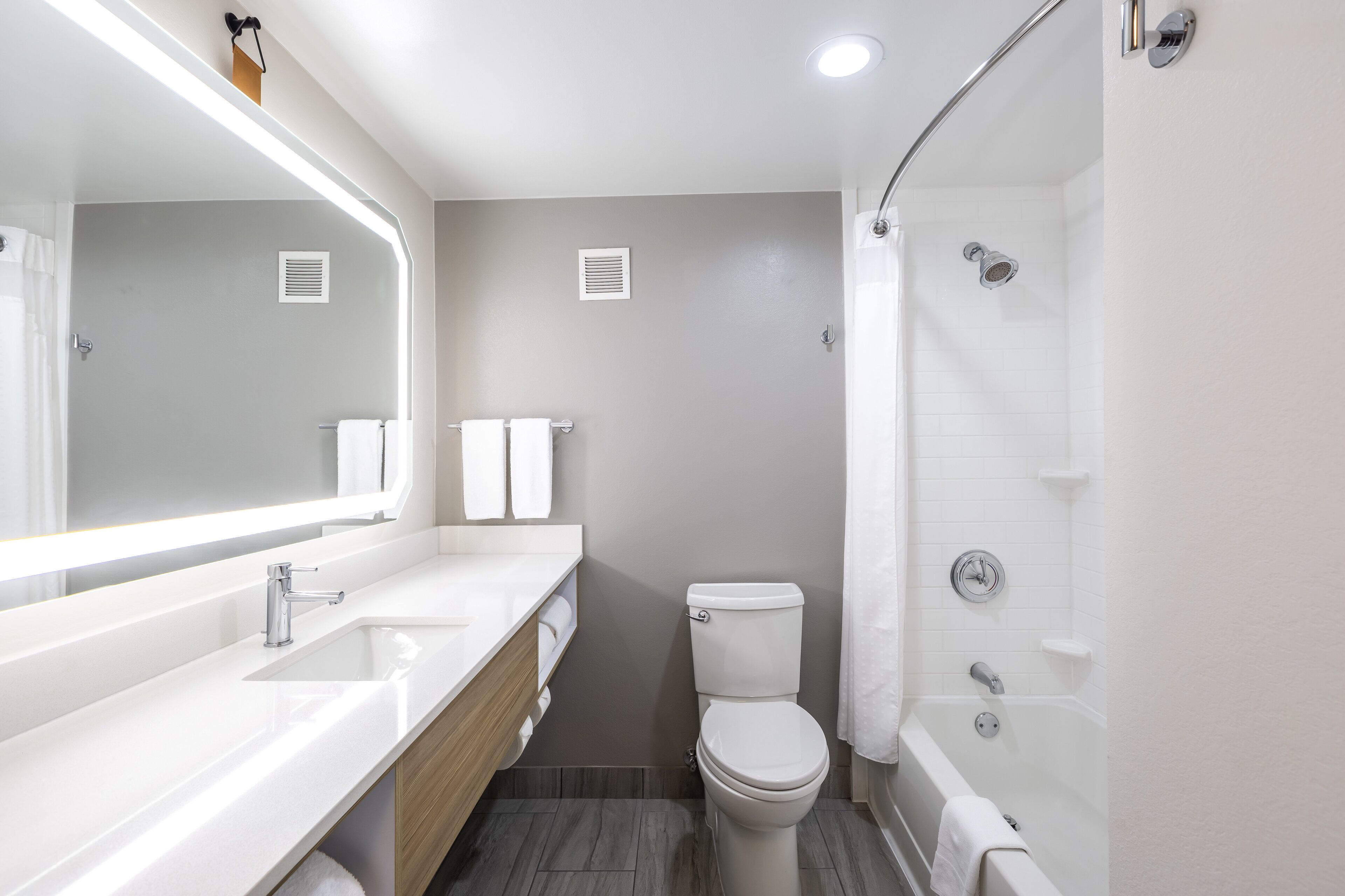 combined shower/bathtub, hair dryer, towels