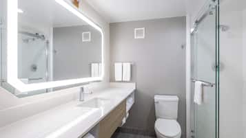 Combined shower/tub, hair dryer, towels