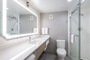 Combined shower/bathtub, hair dryer, towels