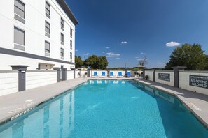 Una piscina al aire libre de temporada