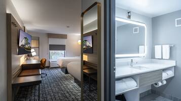 Caja fuerte, cortinas opacas, tabla de planchar con plancha