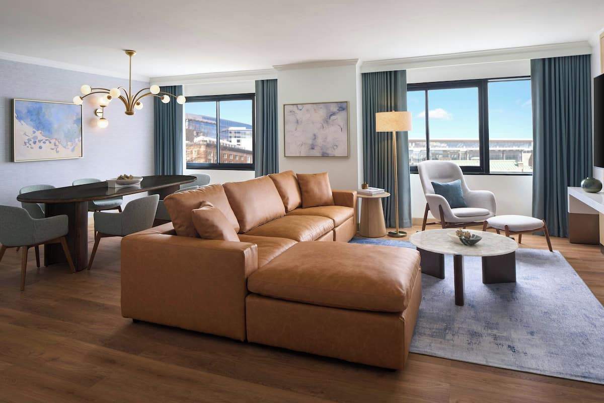 Suite presidencial, 1 habitación, para no fumadores | Sala de estar | Televisión de pantalla plana de 19 pulgadas con canales por cable