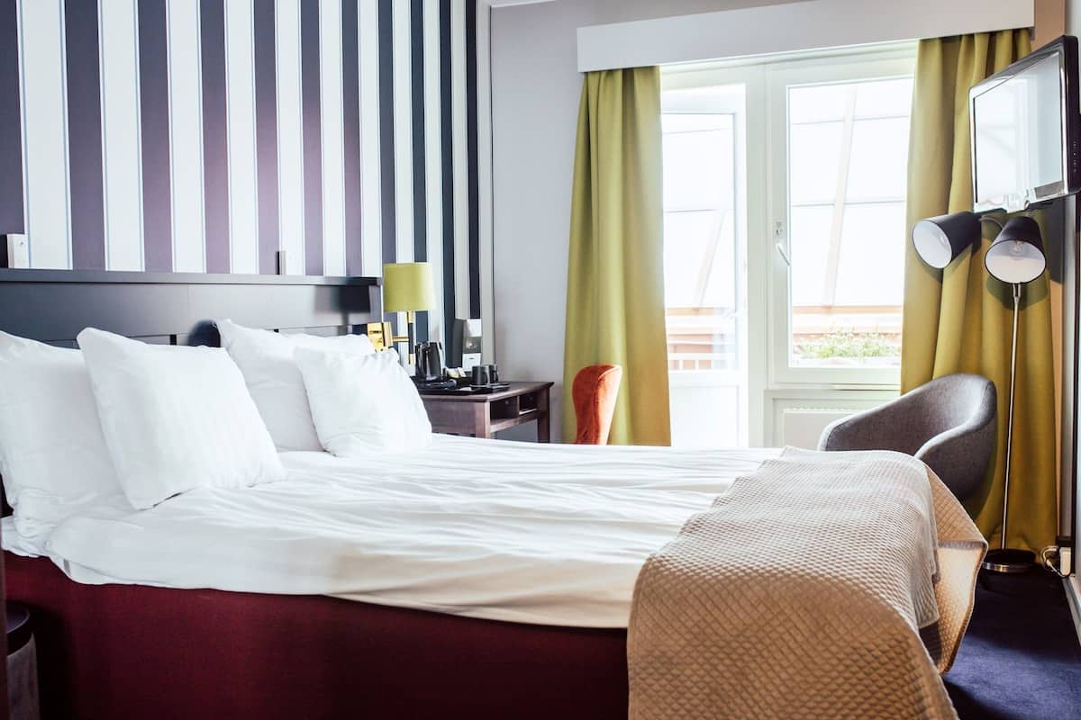 Surmatelas, bureau, rideaux occultants, Wi-Fi gratuit