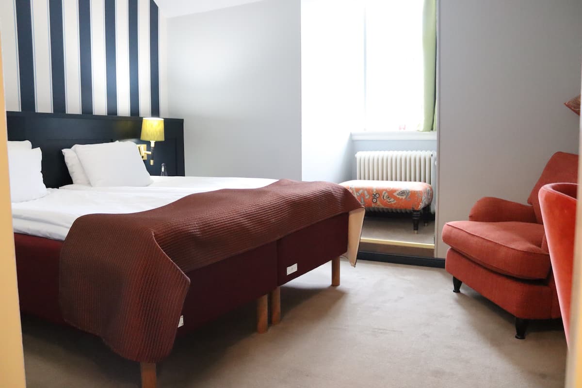 Pillow-top beds, desk, blackout curtains, free WiFi