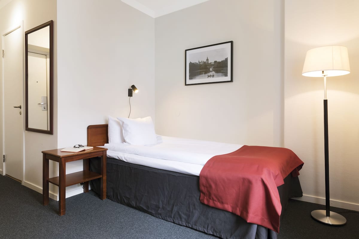 Classic Single Room | 1 bedroom, pillowtop beds, desk, blackout drapes