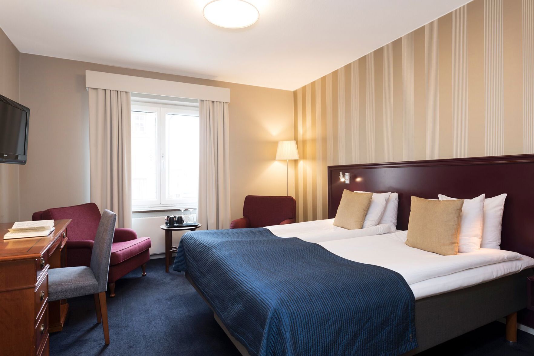 Surmatelas, bureau, rideaux occultants, Wi-Fi gratuit