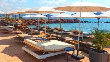 Piscina externa sazonal, funciona das 9h às 19h, guarda-sóis