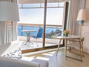 Kamar Deluks, 1 Tempat Tidur King, teras, pemandangan laut | Seprai premium, bantalan ekstra lembut, brankas, dan meja kerja