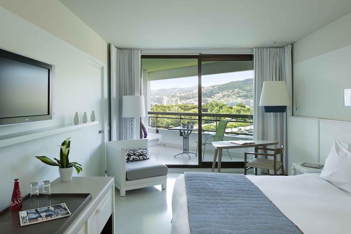 Classic Room, 1 King Bed, Terrace | Premium bedding, pillowtop beds, in-room safe, desk