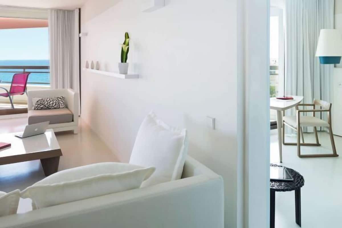 Living area | 32-inch LED TV with satellite channels, TV