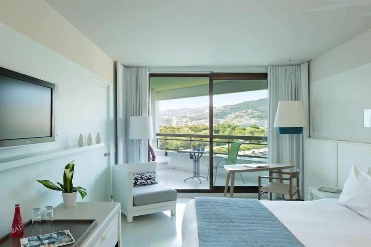 Premium bedding, pillow-top beds, in-room safe, desk