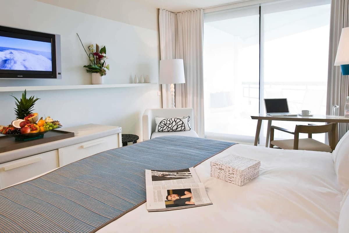 Classic Room, 1 King Bed, Terrace, Partial Sea View