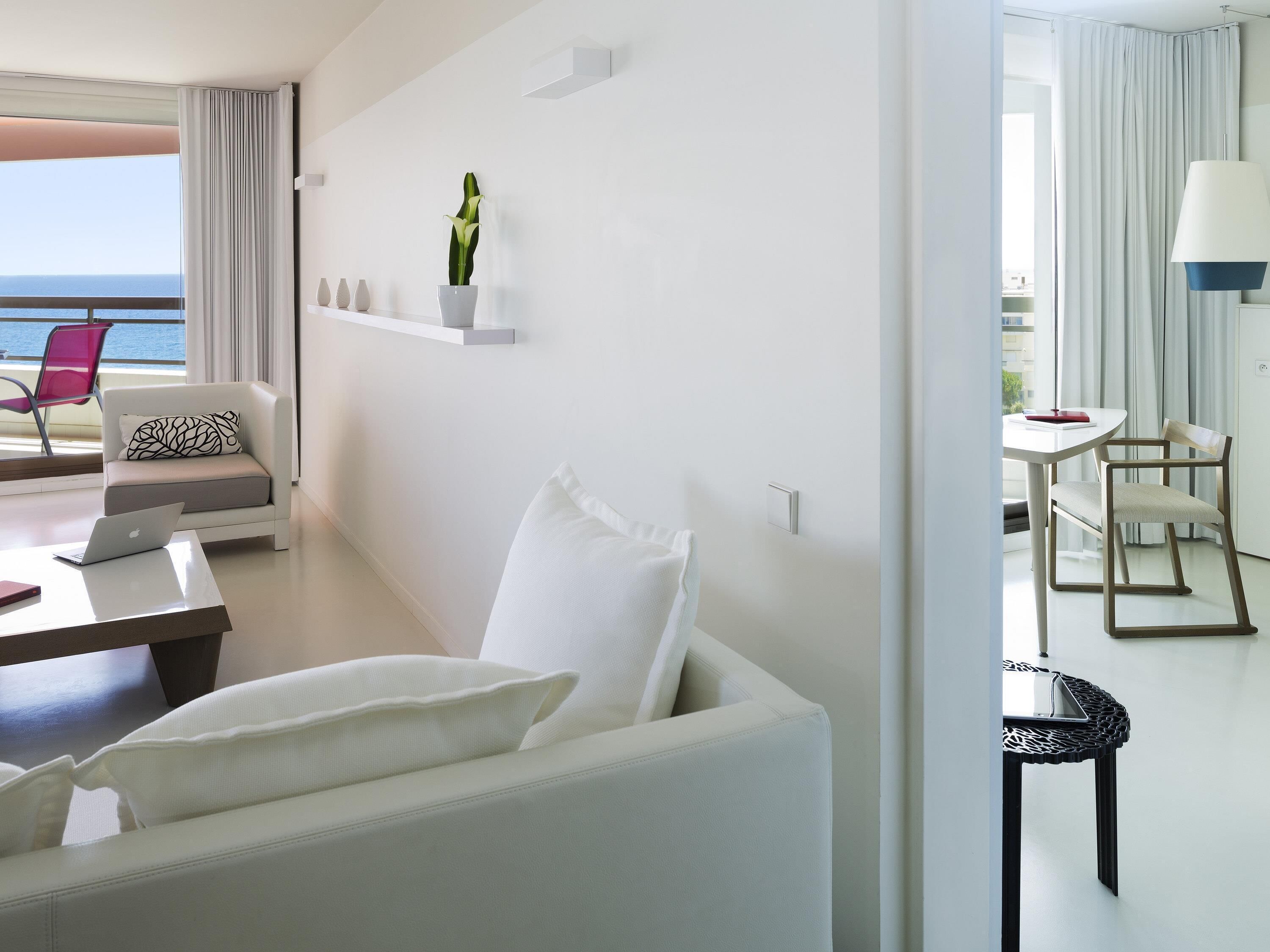 Superior Suite, 1 King Bed, Terrace | Premium bedding, pillow-top beds, in-room safe, desk