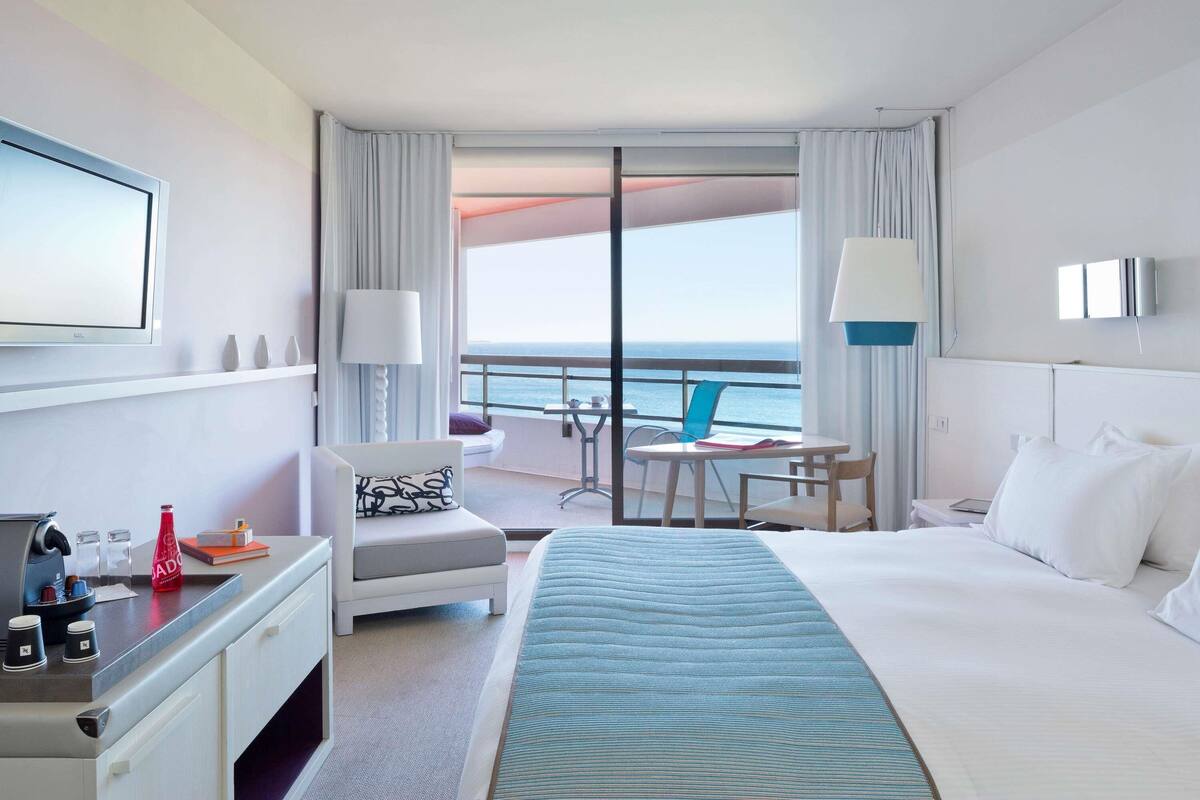 Kamar Deluks, 1 Tempat Tidur King, teras, pemandangan laut | Seprai premium, bantalan ekstra lembut, brankas, dan meja kerja