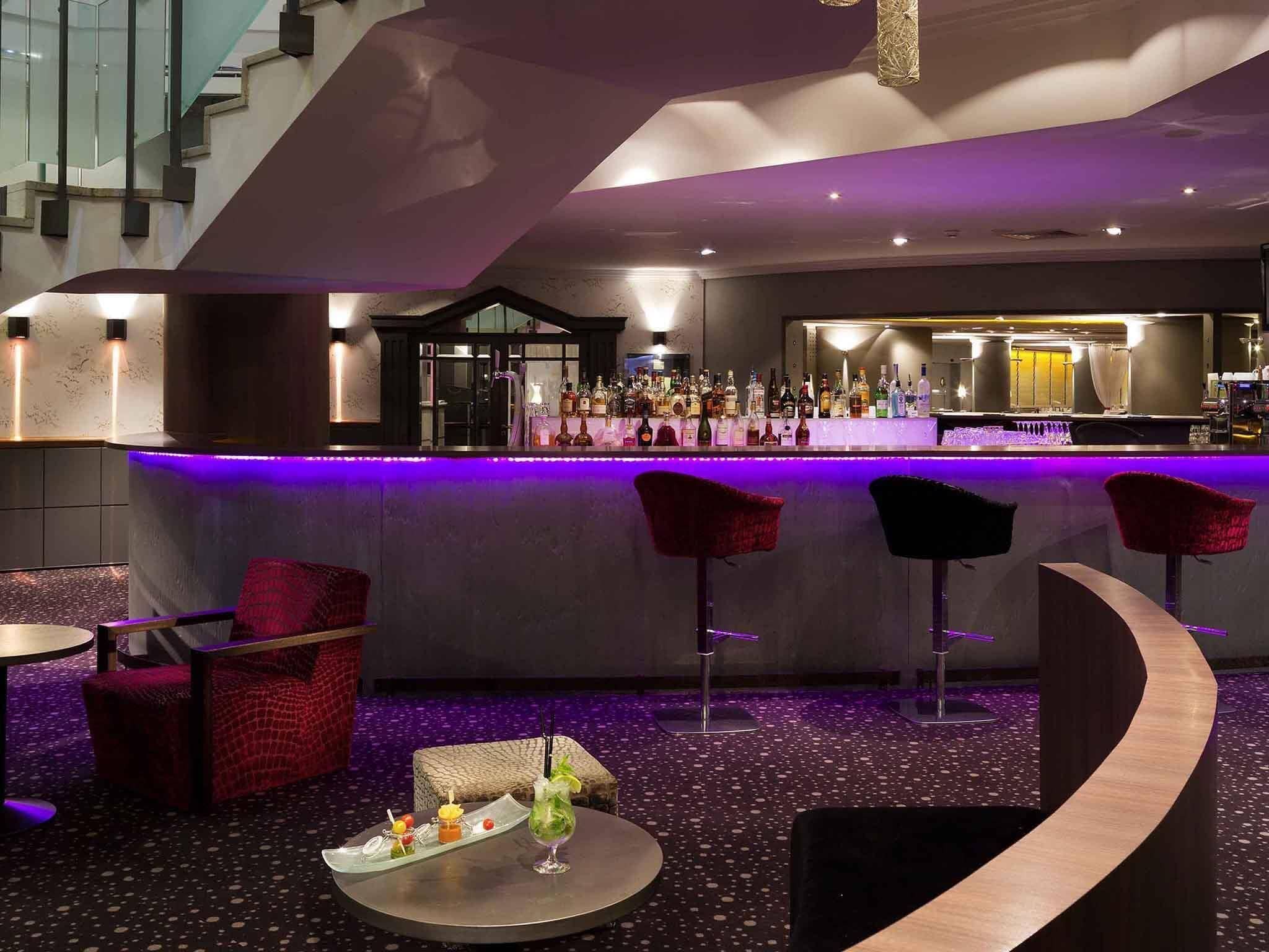 2 bars/lounges, poolside bar, beach bar