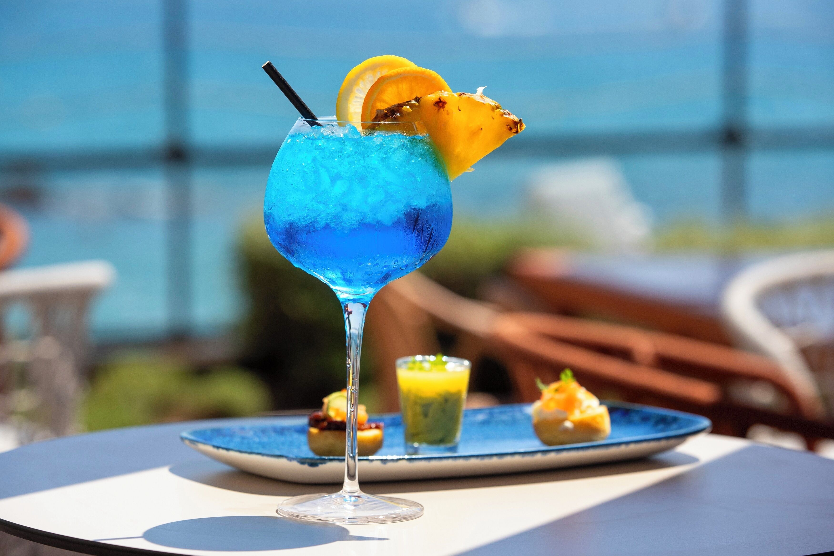 2 bars/lounges, poolside bar, beach bar