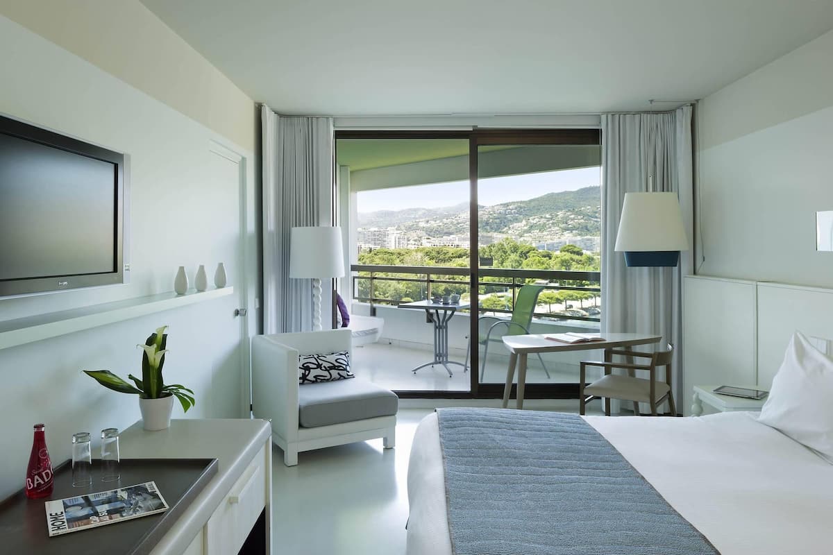 Superior Room, 1 King Bed, Terrace | Premium bedding, pillowtop beds, in-room safe, desk