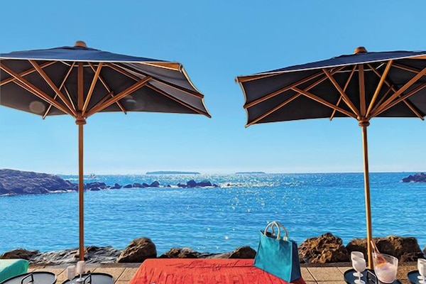Private beach, sun-loungers, beach umbrellas, beach towels