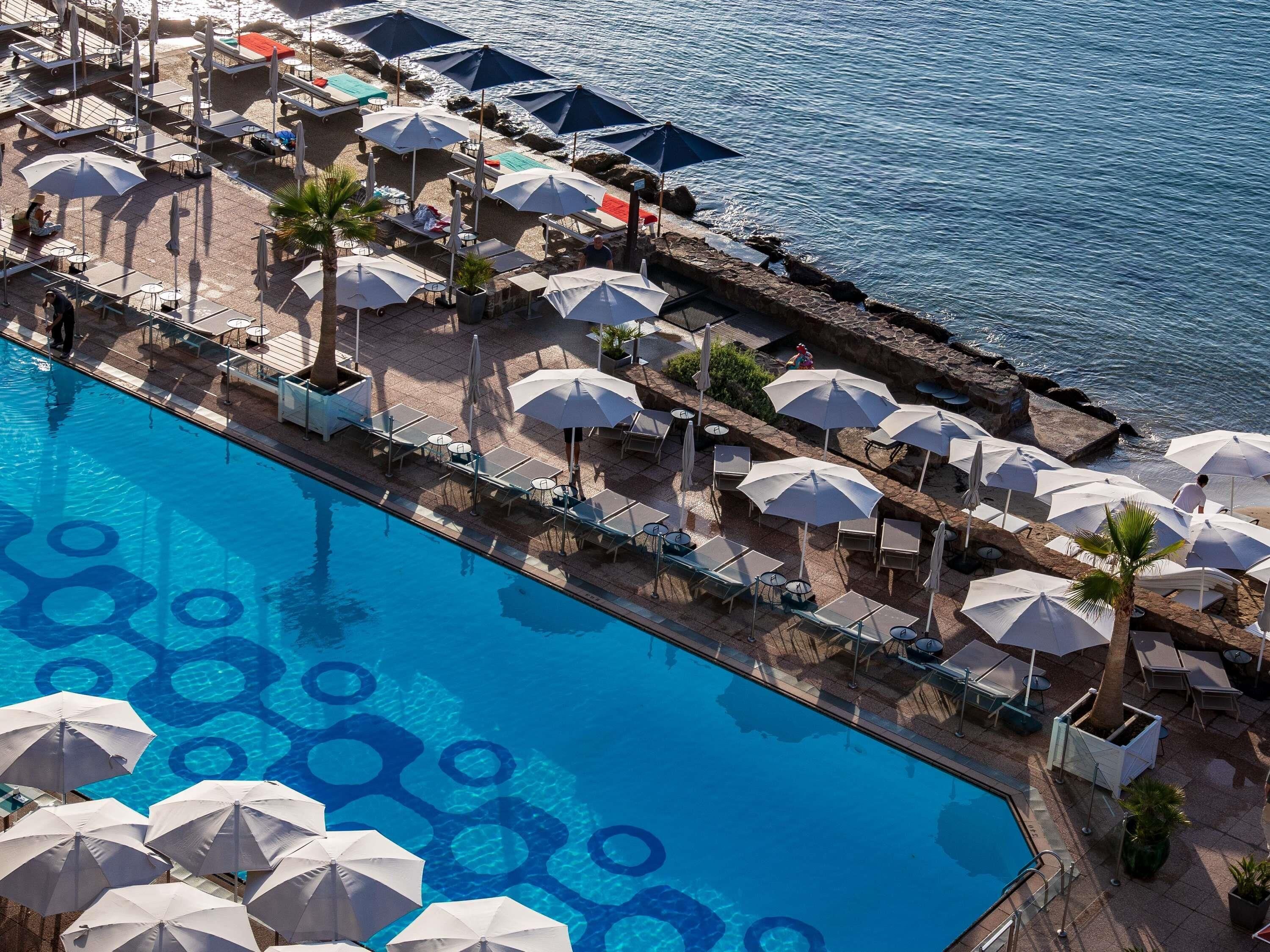 Piscine extérieure (ouverte en saison), parasols de plage