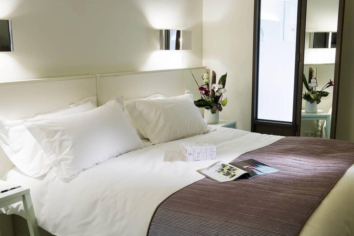 Kamar Klasik, 1 Tempat Tidur King | Seprai premium, bantalan ekstra lembut, brankas, dan meja kerja