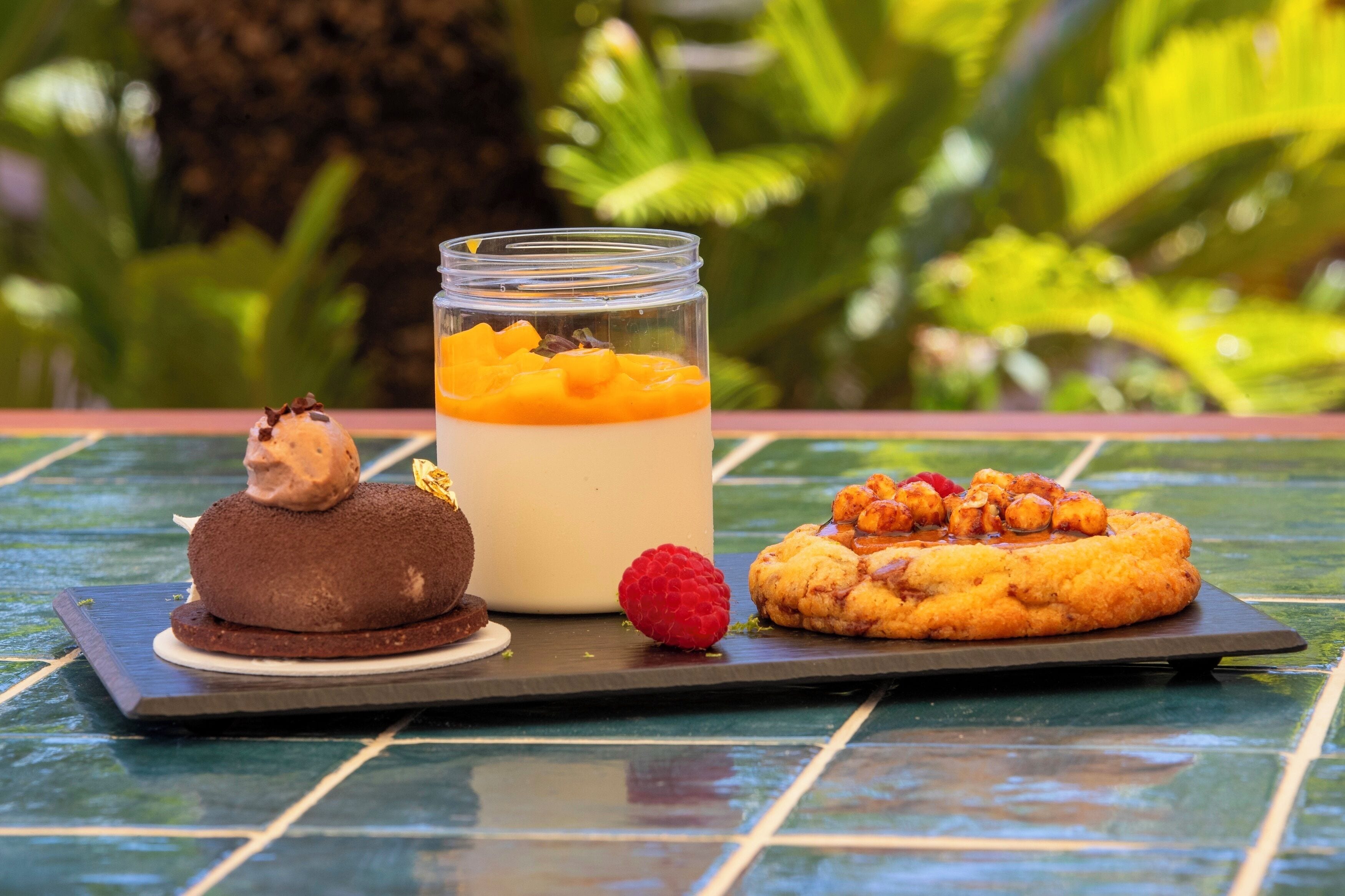 2 bars/lounges, poolside bar, beach bar