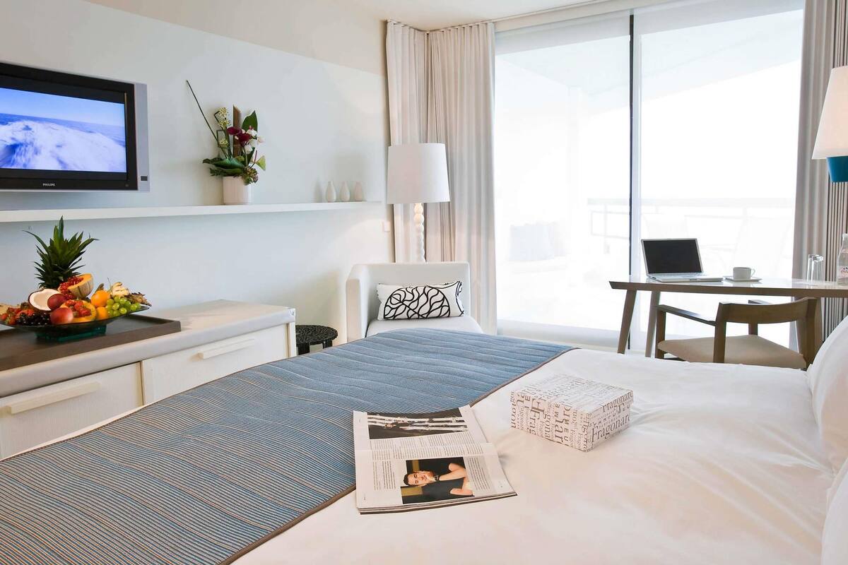Kamar Klasik, 1 Tempat Tidur King, teras, pemandangan laut terbatas | Seprai premium, bantalan ekstra lembut, brankas, dan meja kerja