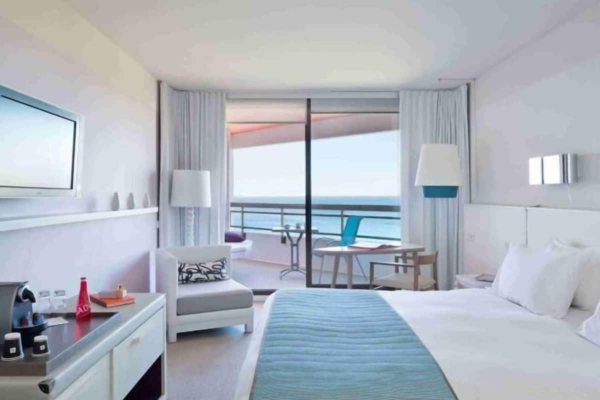 Premium bedding, pillow-top beds, in-room safe, desk