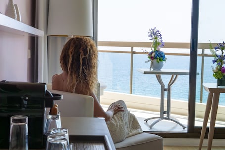 Premium bedding, pillowtop beds, in-room safe, desk. Pullman Cannes Mandelieu