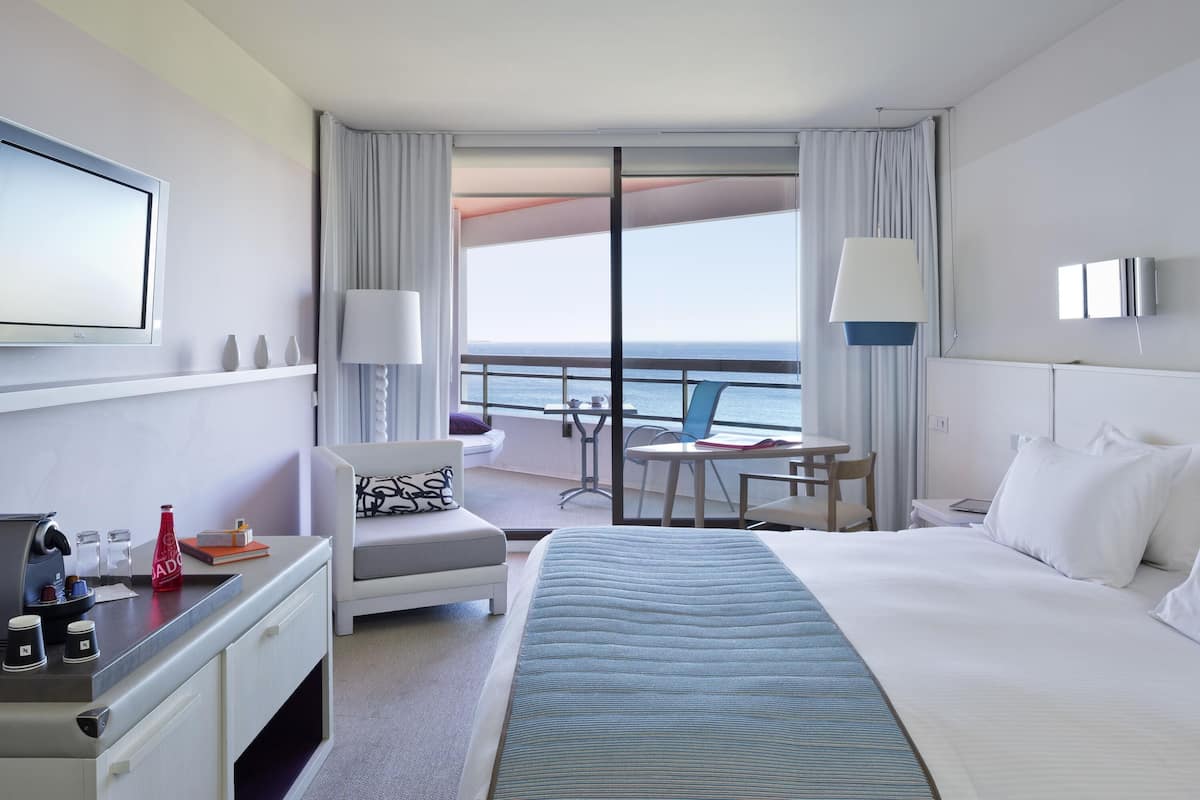 Superior-Zimmer, 1Â King-Bett und Schlafsofa, Terrasse, Meerblick | Hochwertige Bettwaren, Pillowtop-Betten, Zimmersafe, Schreibtisch