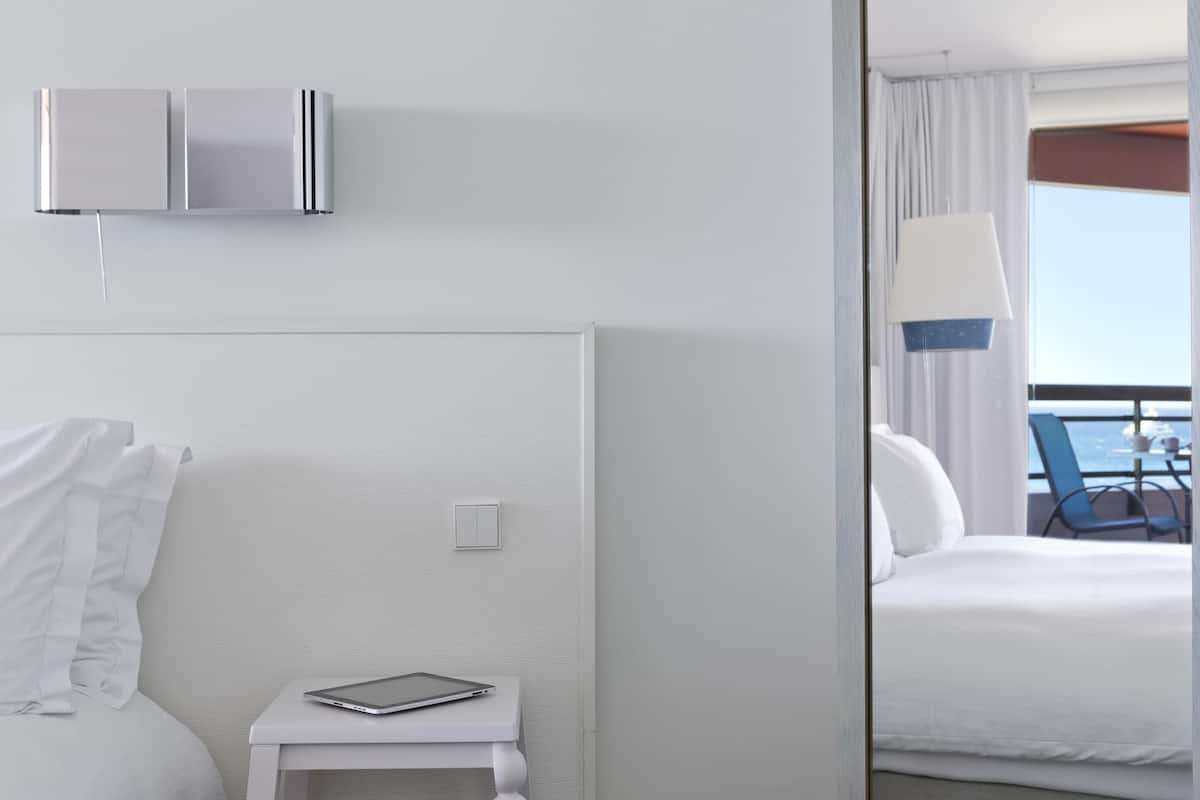 Superior Suite, 1 King Bed, Terrace | Premium bedding, pillow-top beds, in-room safe, desk