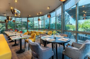 每日供應自助早餐 (每人 EUR12)