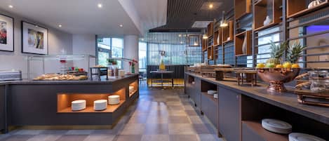 Tägliches Frühstücksbuffet (12 EUR pro Person)