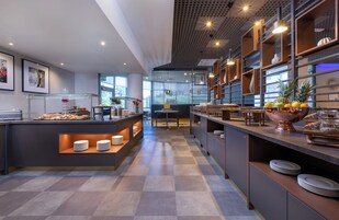 每日供应自助式早餐（每人 EUR 12）